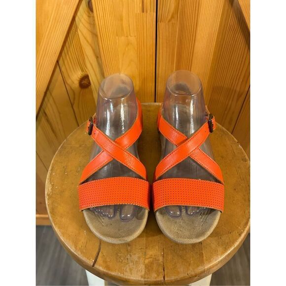 Lands' End Women's Size 7B Orange Terrain Sandals Leather - Picture 2 of 8